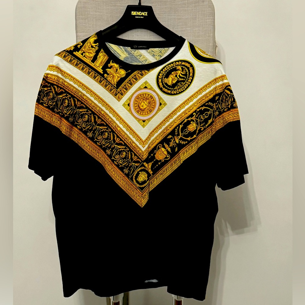 Versace Signature Luxury Shirt – Timeless Opulence, Bold Design